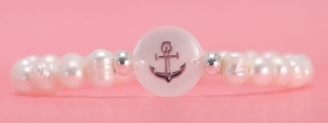 Bracelet avec perles de culture et coins en nacre ancre