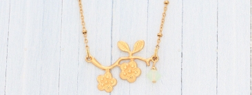 Collier de printemps avec branche fleurie et perle Preciosa Rondell