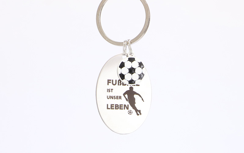 Fußball Schlüsselanhänger mit ovalem Edelstahlanhänger mit Gravur "Fußball ist unser Leben" 