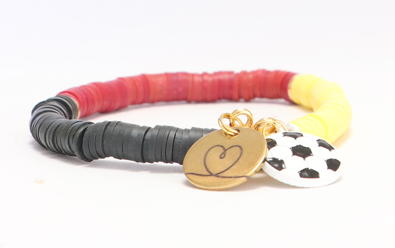 Fußball Armband mit Katsuki Perlen und graviertem Edelstahlanhänger goldfarben 