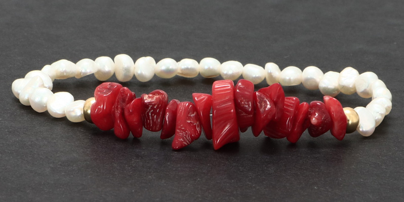 Bracelet with cultured pearls and bamboo coral chips 